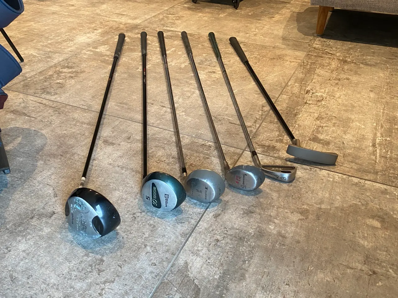 Billede 5 - Golfback med regnslag, tee og bolde m.v.