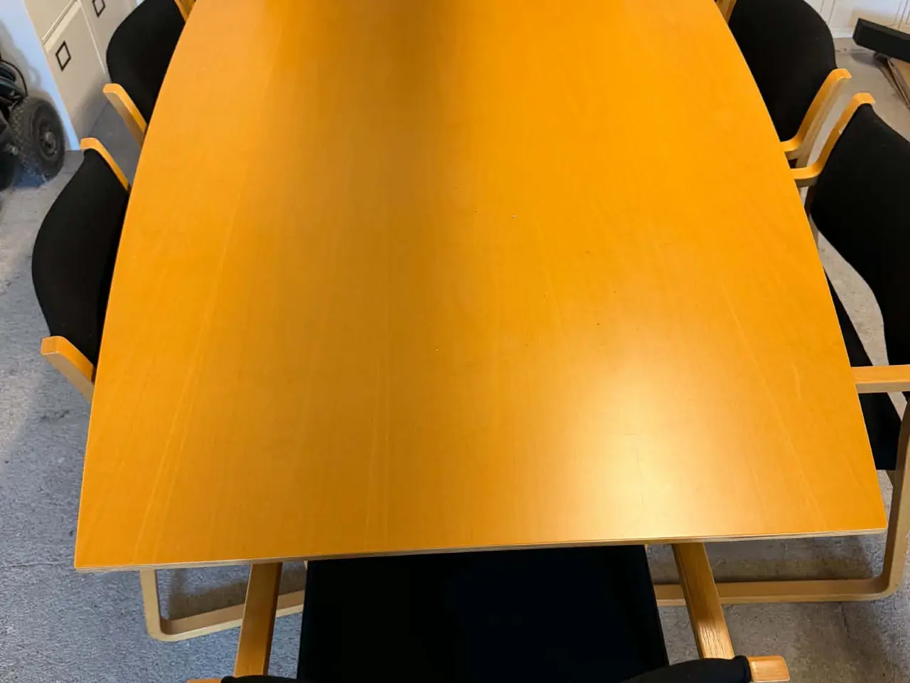 Billede 1 - EH Furniture mødebord med stole i bøg og sort stof