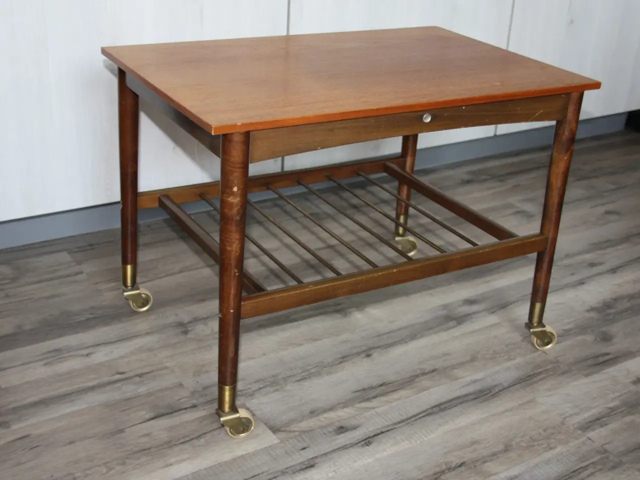 Billede 1 - Super flot teak træ tv/side bord med hjul defekt
