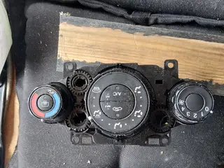 Ford Fiesta Varmebetjeningspanel med aircondition.