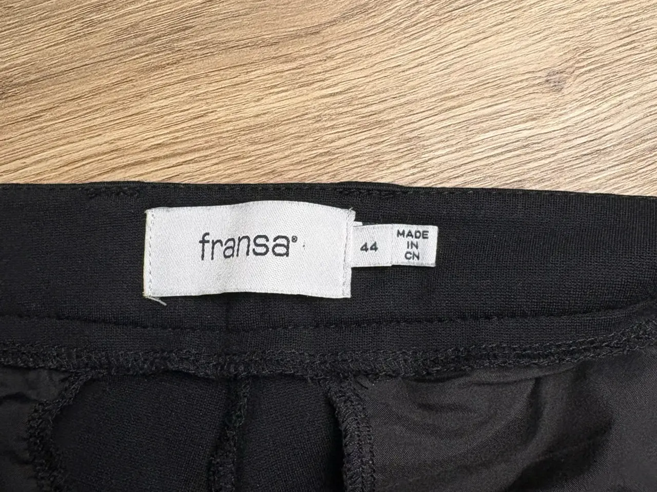 Billede 3 - Sorte Fransa bukser 7/8 i str. 44
