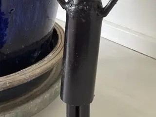 Metal figur/skulptur af jublende mand/robot