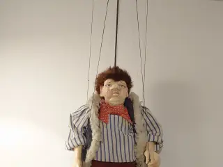 Antik marionetdukke i gips, træ og stof.