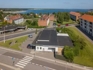 Regulært butiks- eller kontorareal med god placering i Roskilde by – kun 5 min. kørsel fra byens hovedstrøg og til stationen.