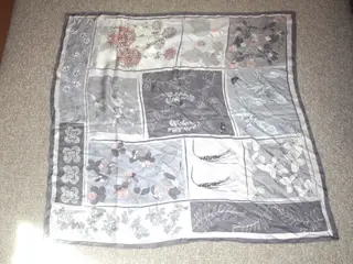 Silketørklæde med et patchwork-blomstermotiv