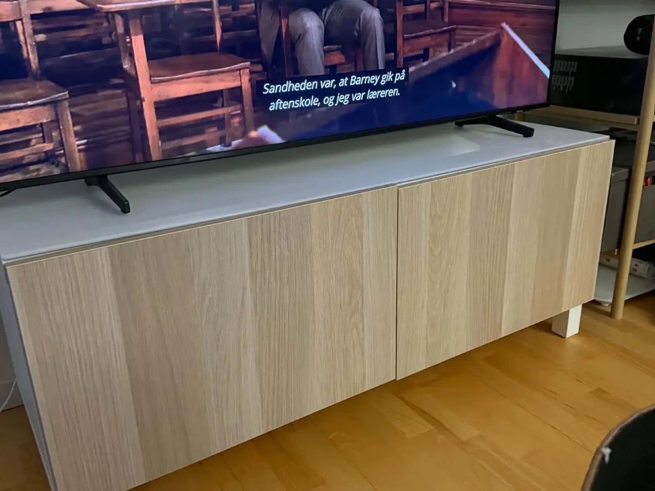 Billede 1 - Tv bord i hvid og lys træ
