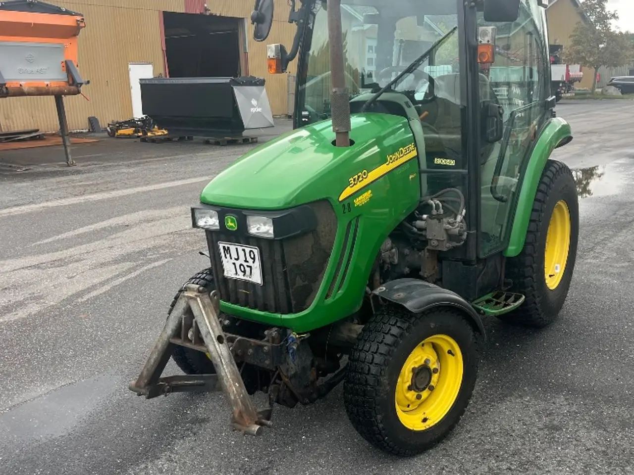 Billede 1 - John Deere 3720HST E-Hydro 4 WD traktor med græsdæk.