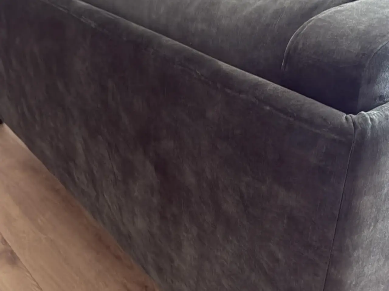 Billede 1 - Flot og komfortabel sofa i grøn velour-look med ti