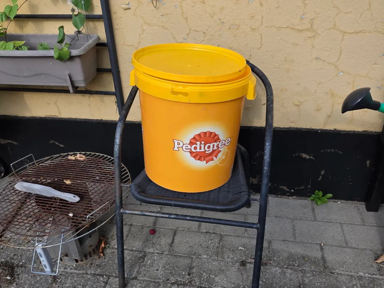 Billede 1 - Foder tønde, gul plast