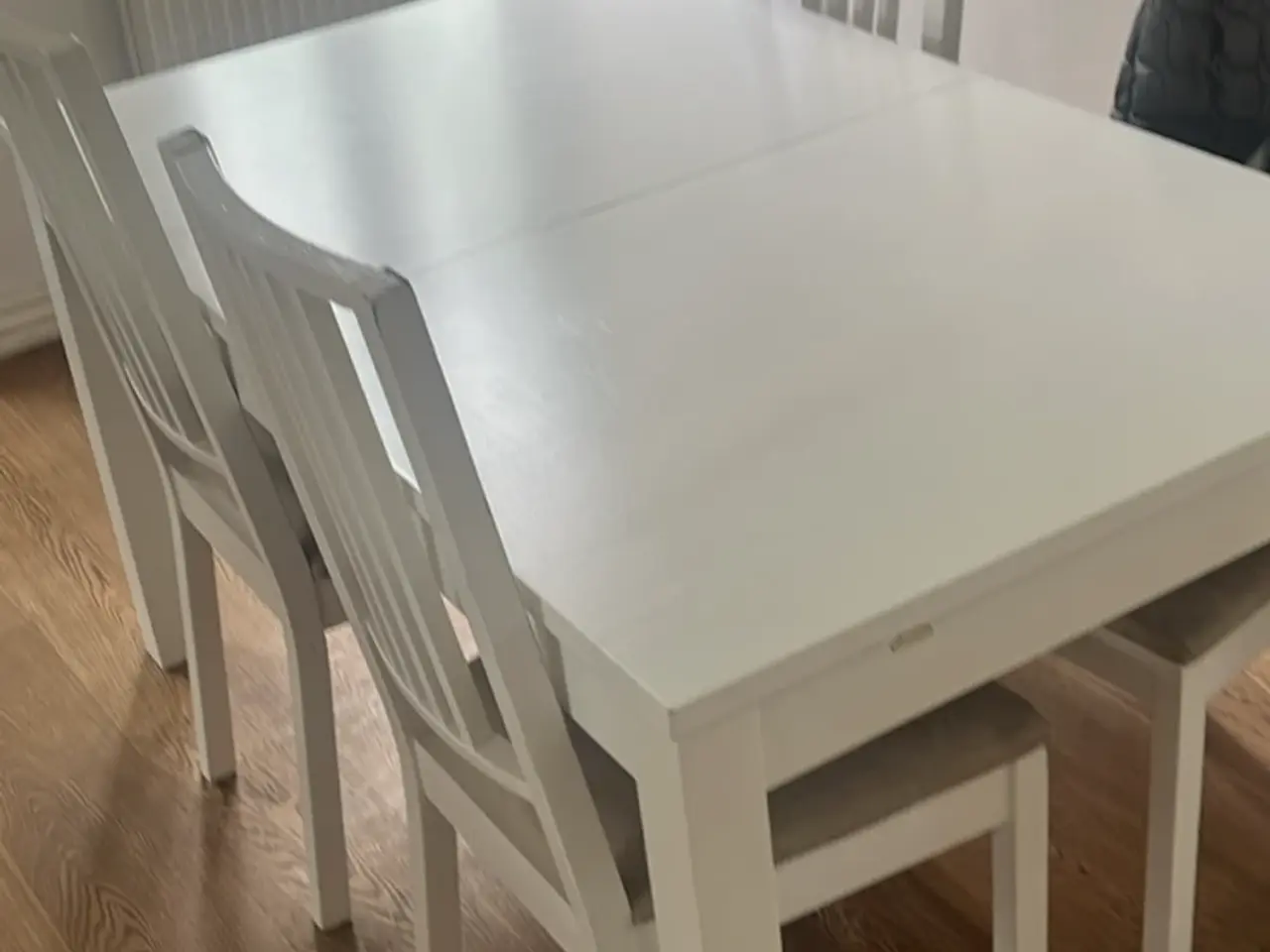 Billede 1 - Spisebord + 4 stole