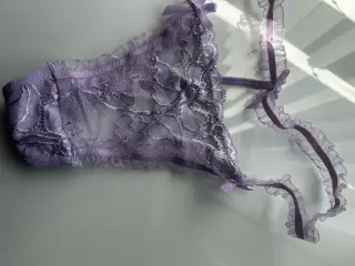 Lilla lingerie underdel