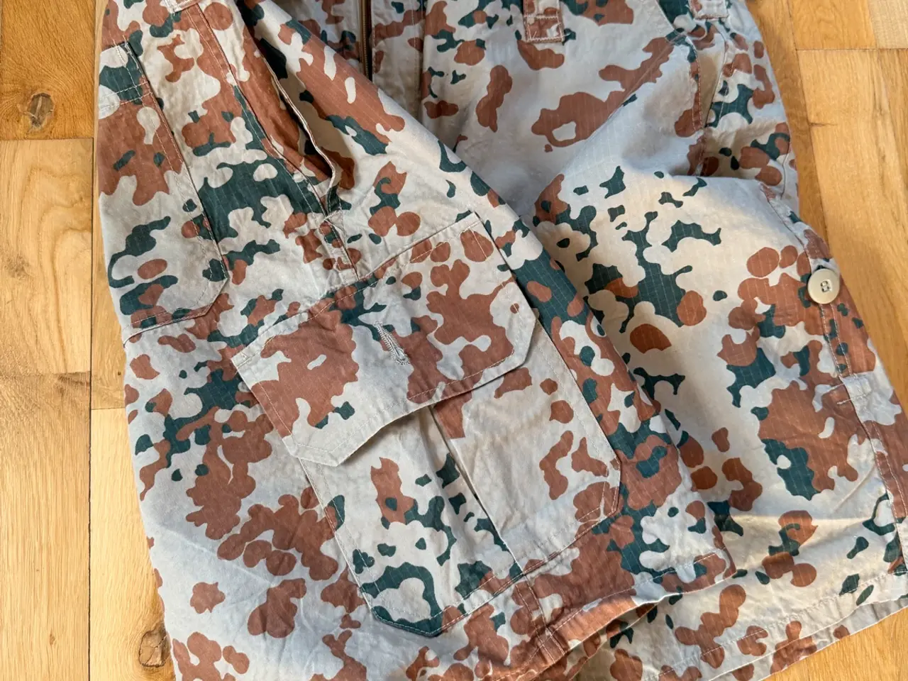 Billede 2 - Militær camouflage shorts 92 cm