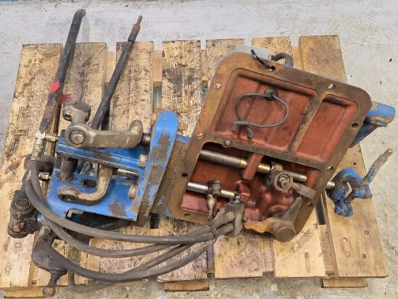 Billede 3 - Ford 8210 Dæksel E4NN7488AA