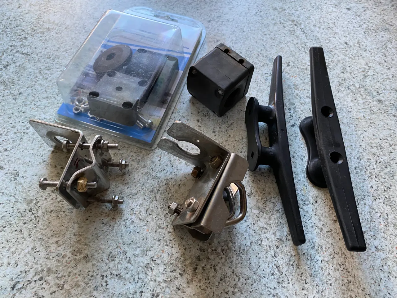 Billede 1 - Holder til antenne og fenderholder samt pullerter