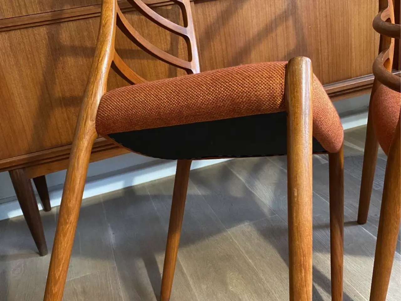Billede 8 - Klassisk elegance: 4 stk. N.O. Møller model 82 i t