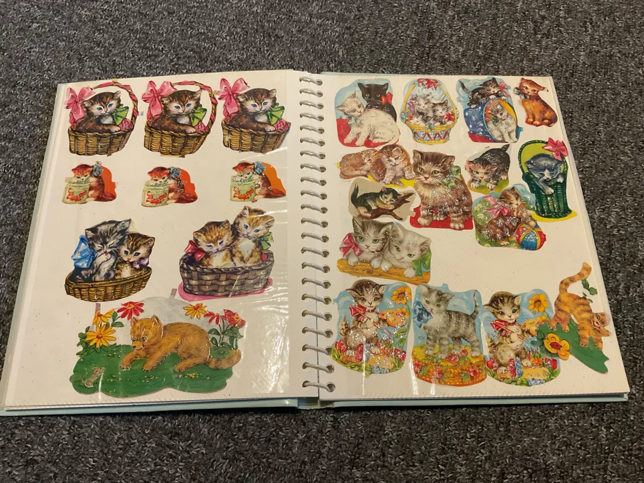 Billede 2 - Glansbilledalbum fyldt med glansbilleder.