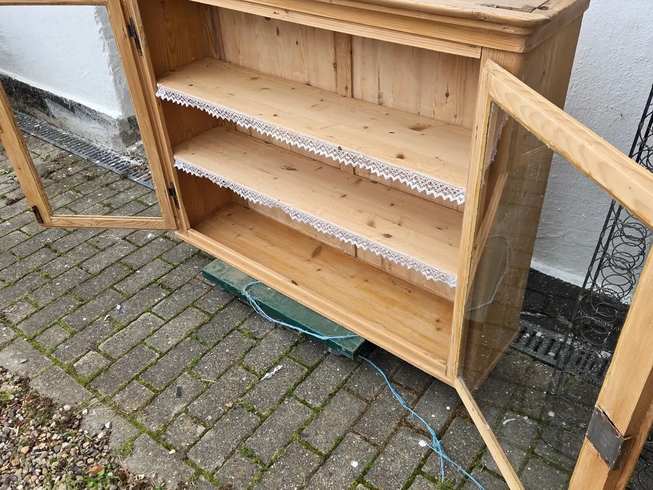Billede 3 - Velholdt antik vægvitrine