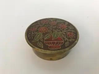 Ældre pilleæske i messing