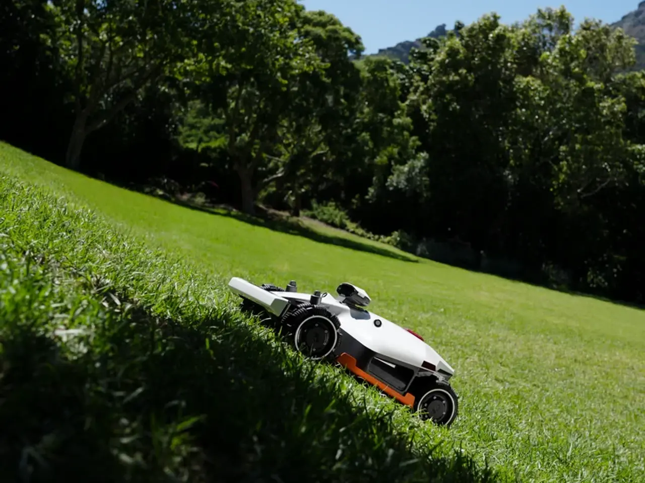 Billede 3 - Robotplæneklipper uden kanttråd LUBA 2 AWD