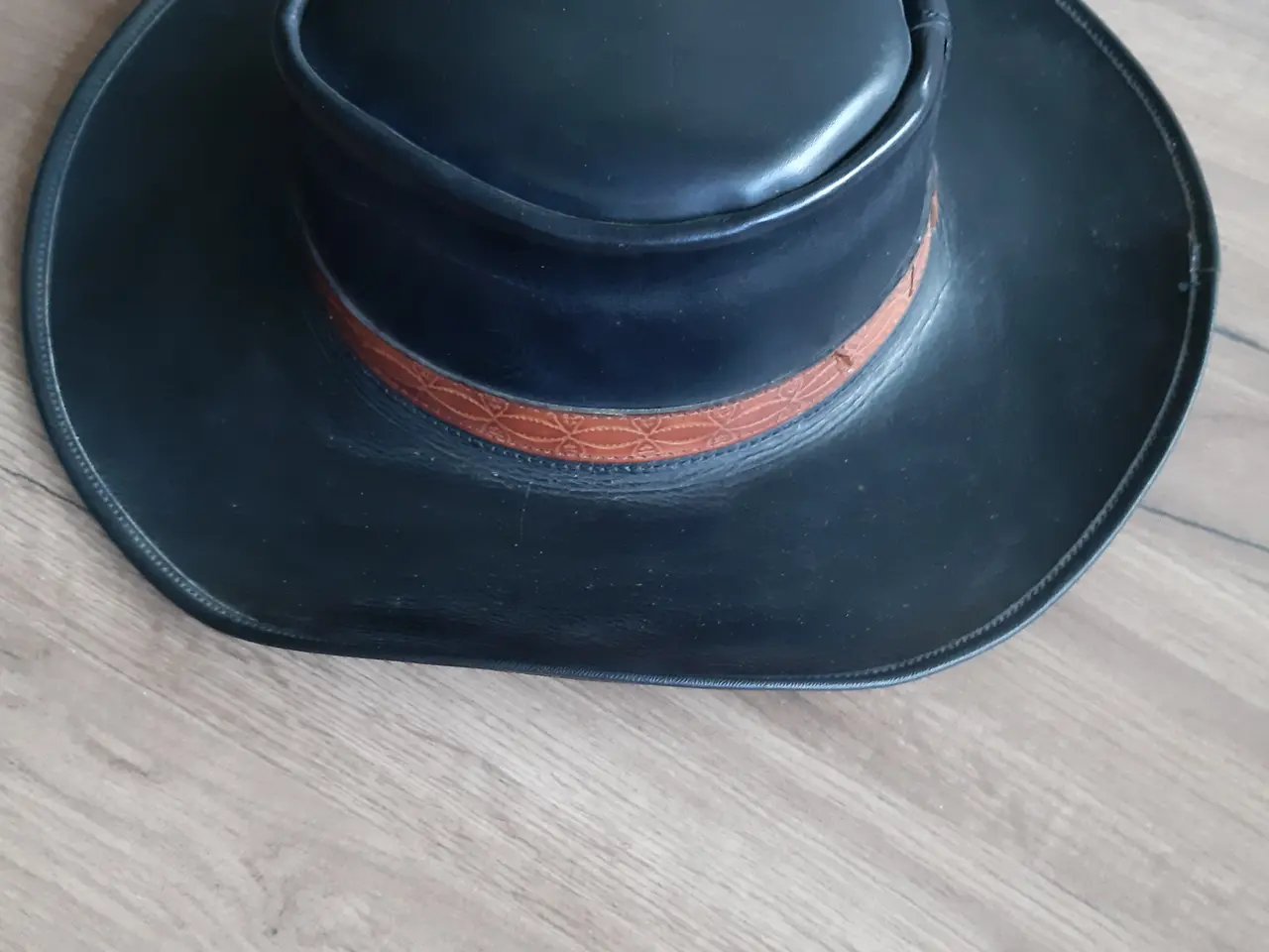 Billede 2 - Hat sort læder cirka st 56