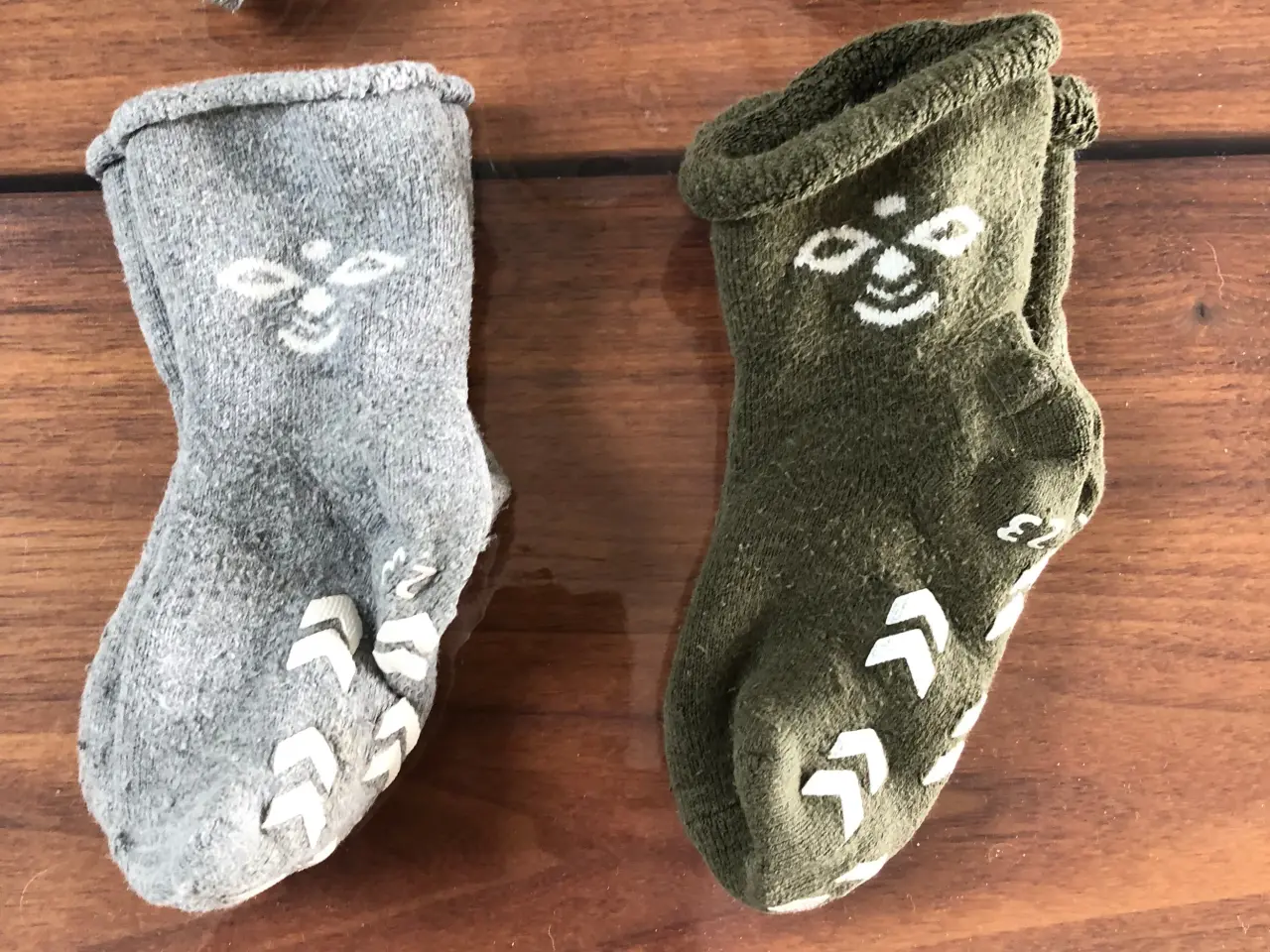 Billede 3 - Hummel joggingsæt str 92. Strømper str 21-23