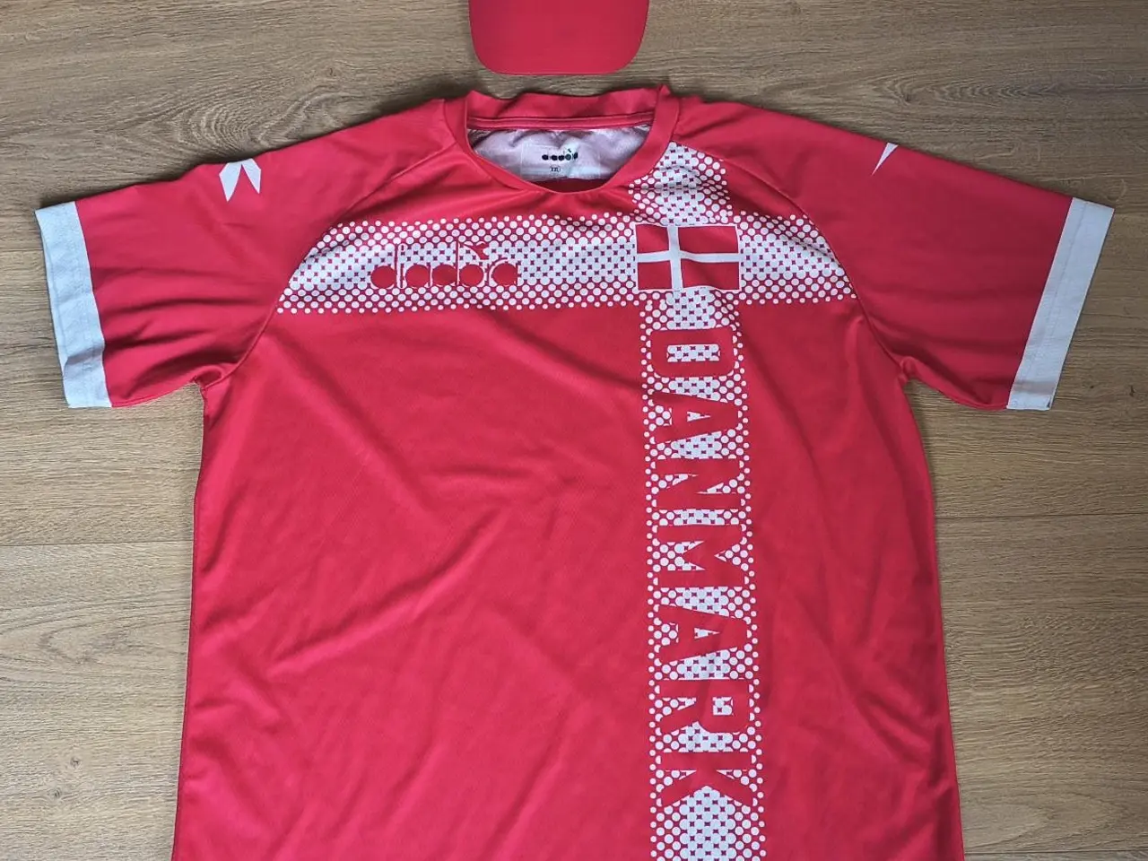 Billede 2 - DANMARK FAN SÆT, DIADORA TSHIRT OG CAP, SOM NYT