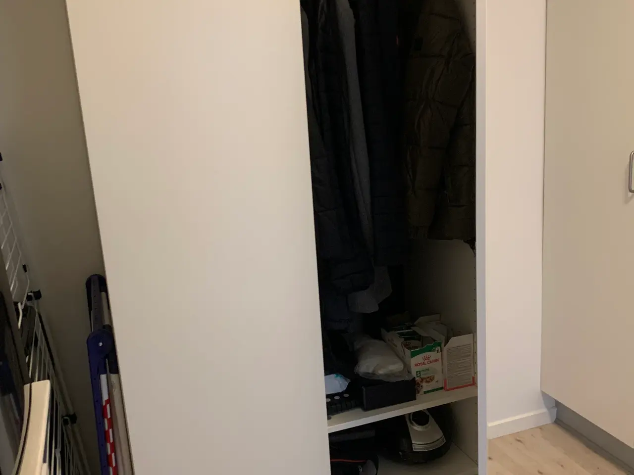 Billede 2 - IKEA Pax garderobeskab hvid med hylder og bøjlesta