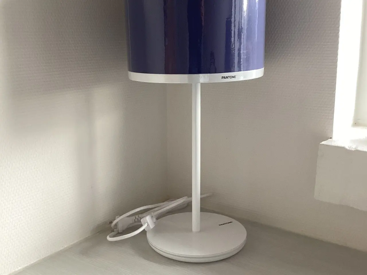 Billede 2 - Pantone skrivebordslampe marineblå stor.