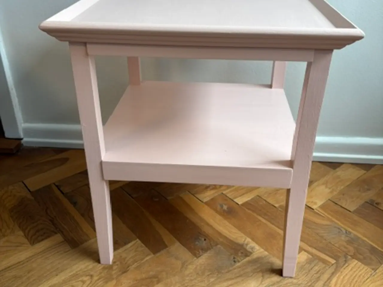 Billede 5 - Lyserød sidebord / natbord med hylde, nymalet