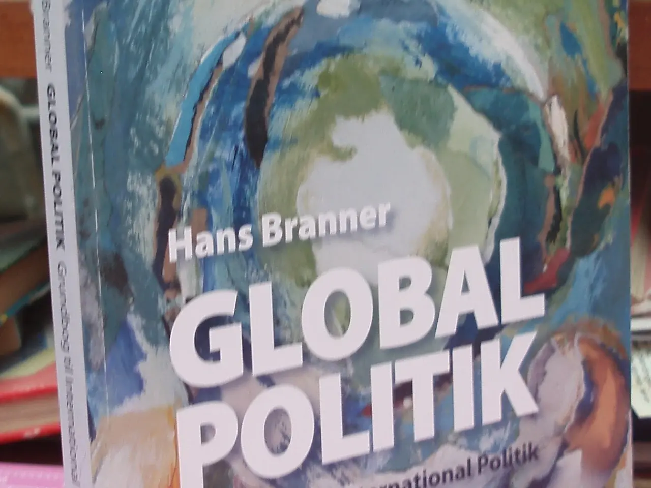 Billede 1 - Global Politik af Hans Branner