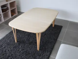 Elegant sofabord, sæbebehandlet bøg