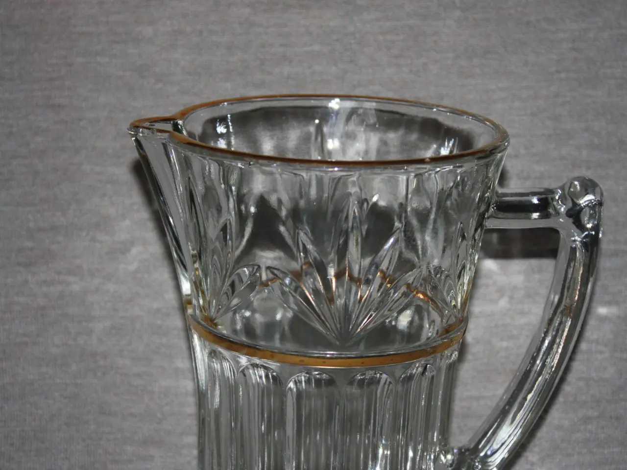 Billede 2 - Flot glas kande med guldkant H.: 18,5 cm