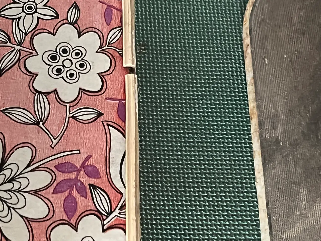 Billede 3 - Retro bord med blomster og stribet stol