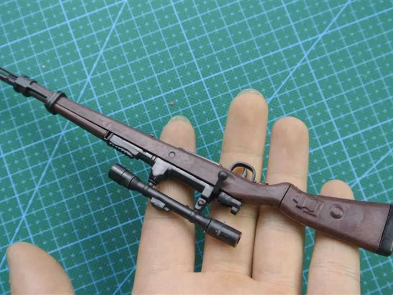 Billede 4 - Tyskland WW2   2  forskellige Miniature våben
