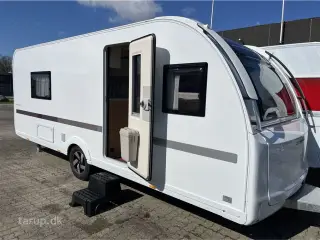 2026 - Adria Adora 572 UT Enkeltsenge med elevation, ende-bade-værelse, panorama-vindue, el-gulvvarme, myggenetsdør, rundsiddegruppe,