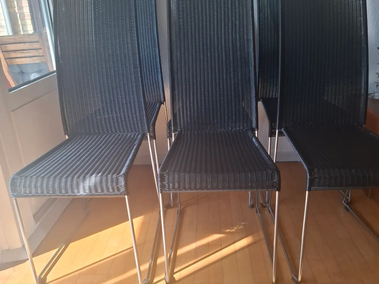 Billede 4 - 5+1 ILVA spisebordsstole i sort polyrattan.