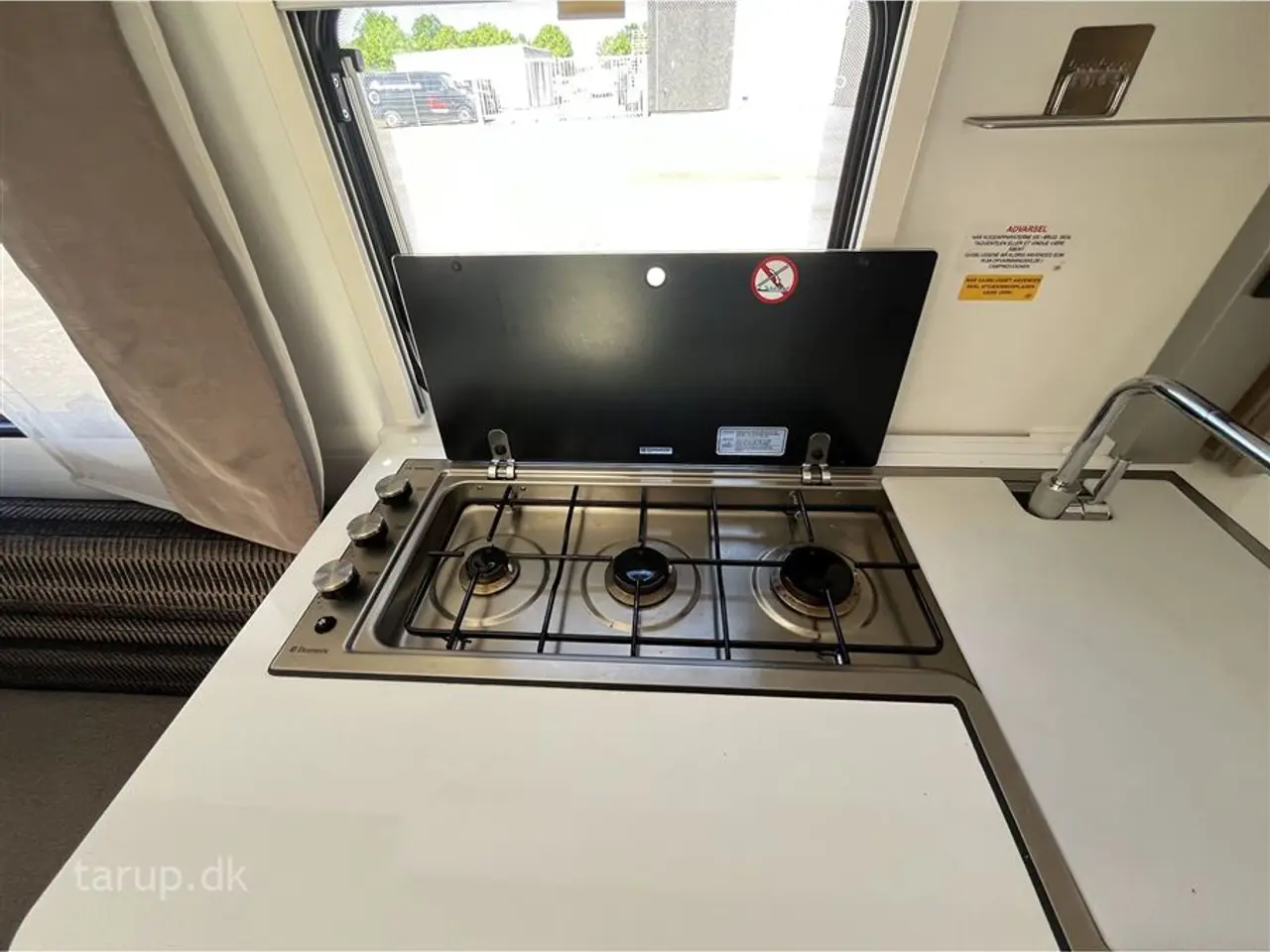 Billede 16 - 2016 - Adria Altea 472 PU Fortelt: Ventura D300, Truma mover, rundsiddegruppe, aircon., DuoControl, el-gulv-varme, køleskab m/ fryser, gulvtæpper, fransk dobbeltseng