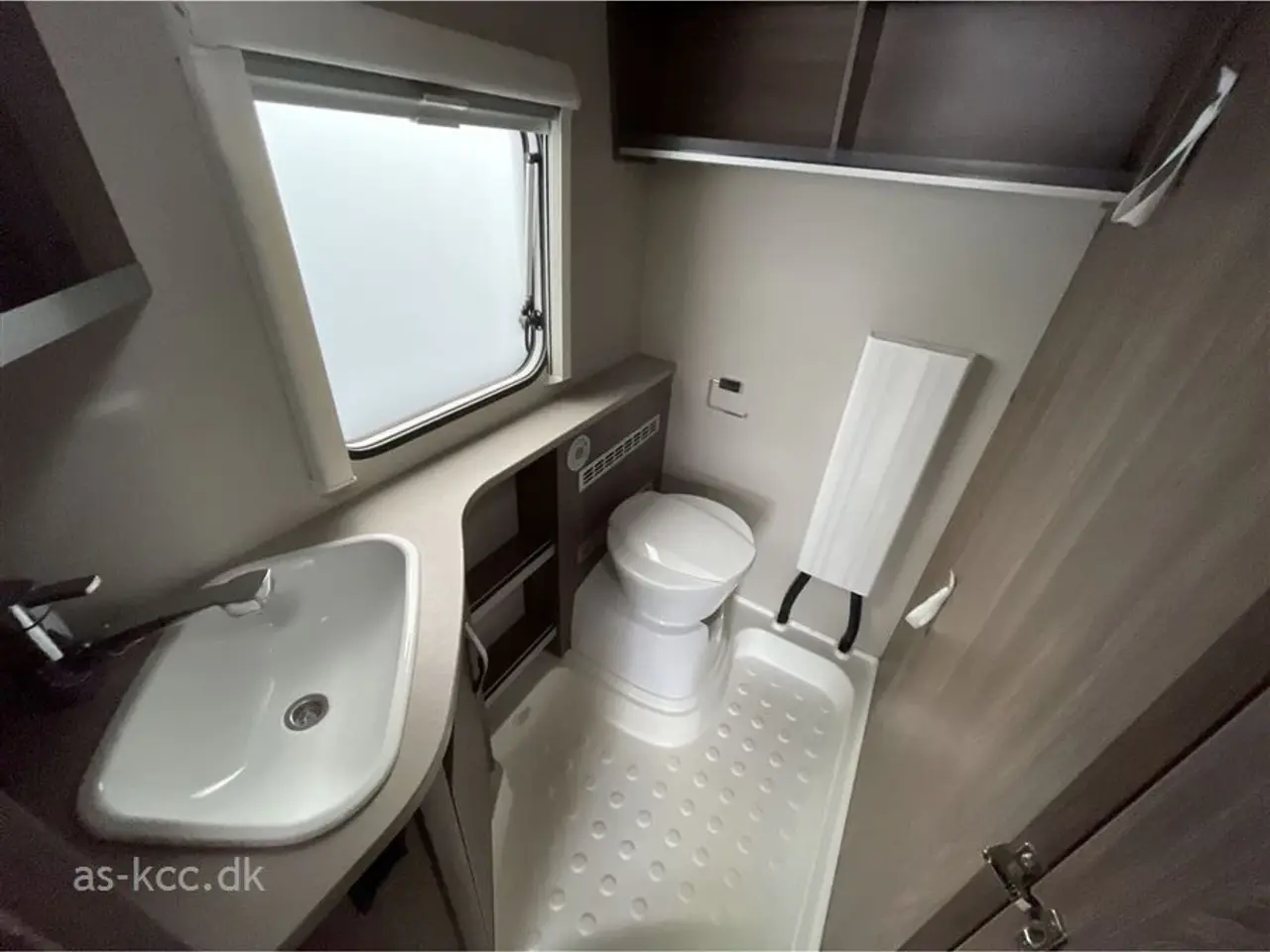 Billede 9 - 2019 - Knaus Südwind Scandinavian Selection 580 UF   Alde Centralvarme, vandbåren gulvvarme,  4 sovepladser, 5 siddepladser, mover, Cykelstativ.