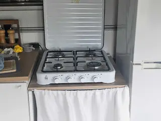 Gaskomfur med 4 blus og 5 kg gasflaske 