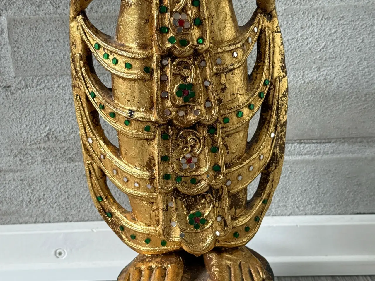 Billede 4 - Smuk 56 cm guld Buddha i massivt træ.