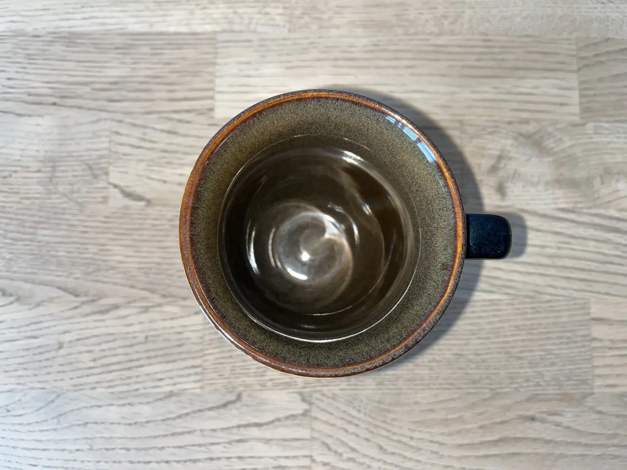 Billede 2 - Krus på fod - sort udenpå og brunlig indeni