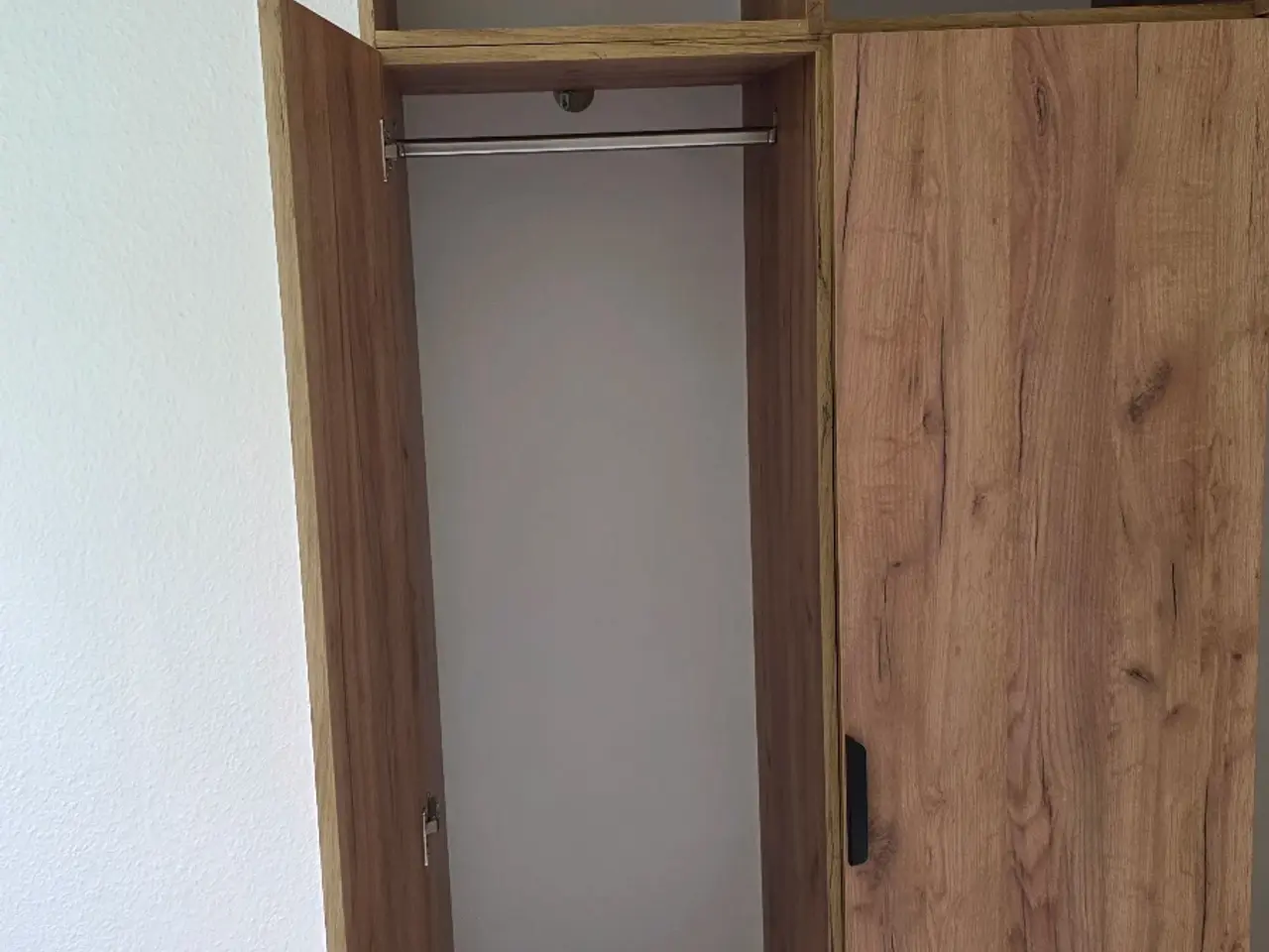 Billede 4 - Garderobeskab Jenslev og overskab. 