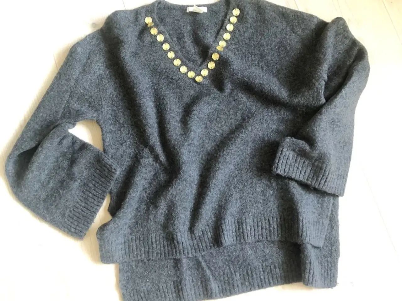 Billede 1 - LÆKKER SWEATER - mørkegrå - med GYLDNE STEN