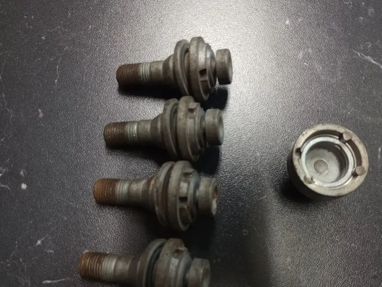 Billede 4 - Suzuki, Peugeot, Nissan, BMW emblem, låsebolte,