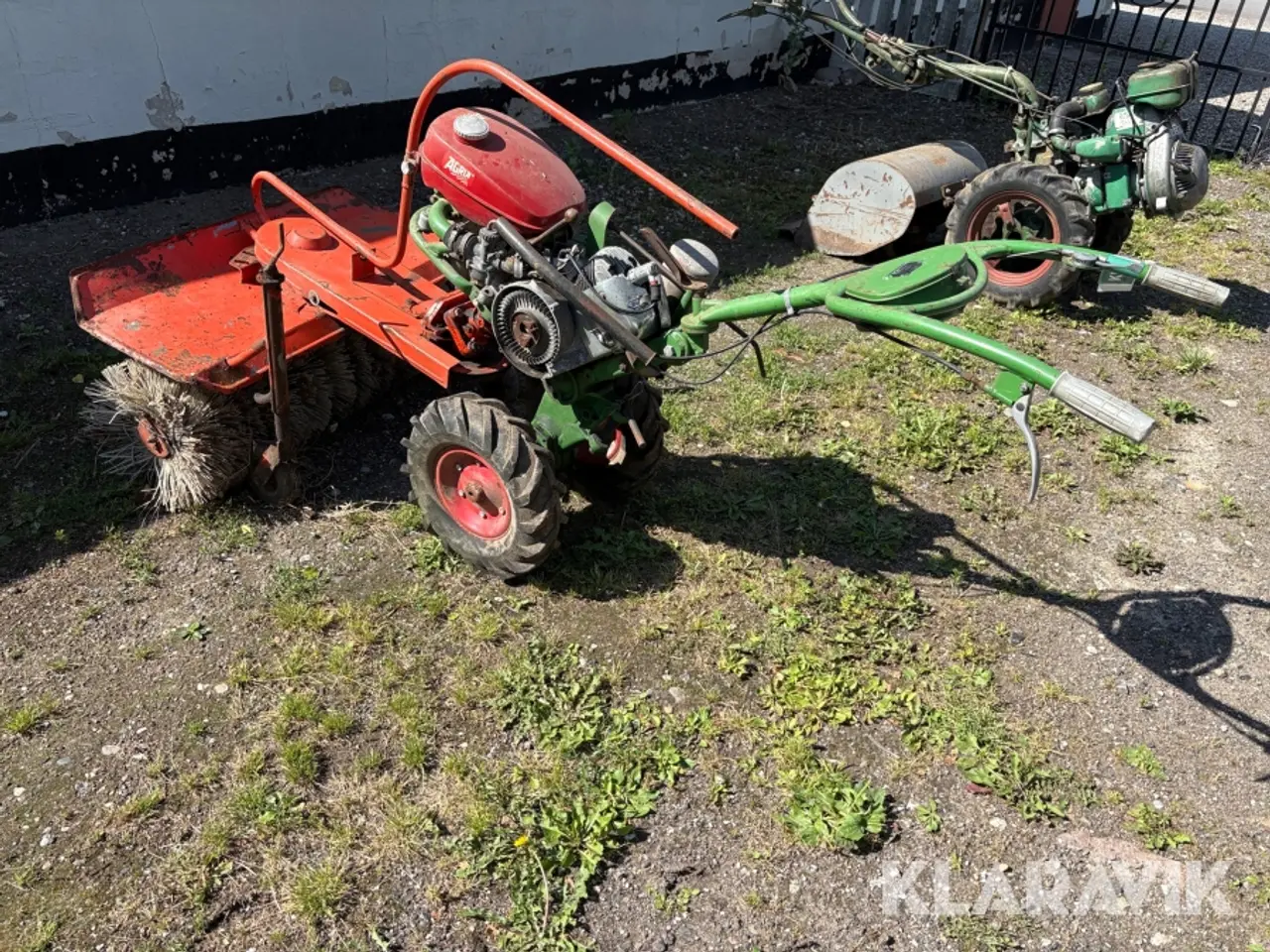 Billede 2 - Redskabsbærer Agria 4000 med kost