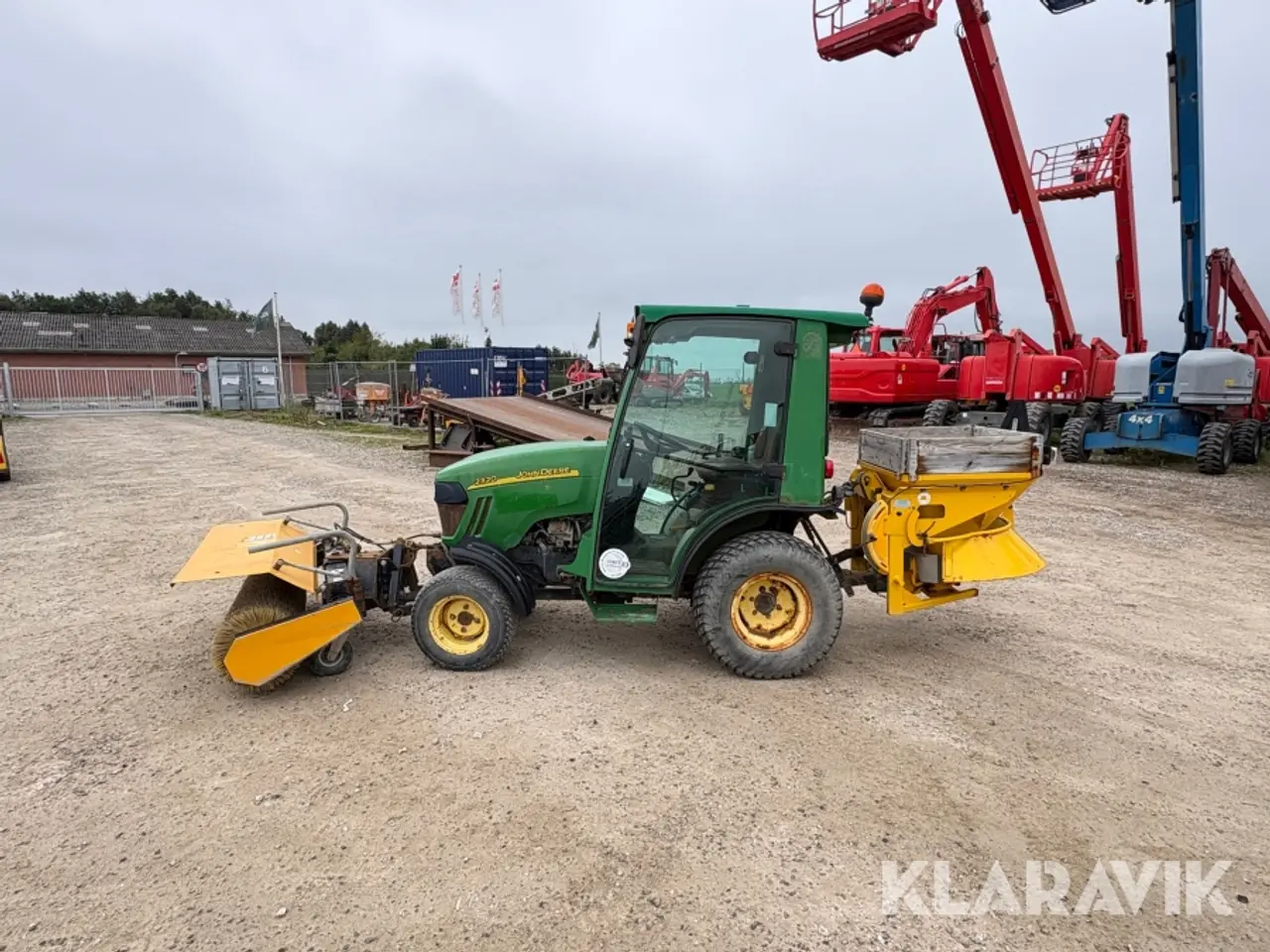Billede 6 - Traktor John Deere 2320 med kost og spreder