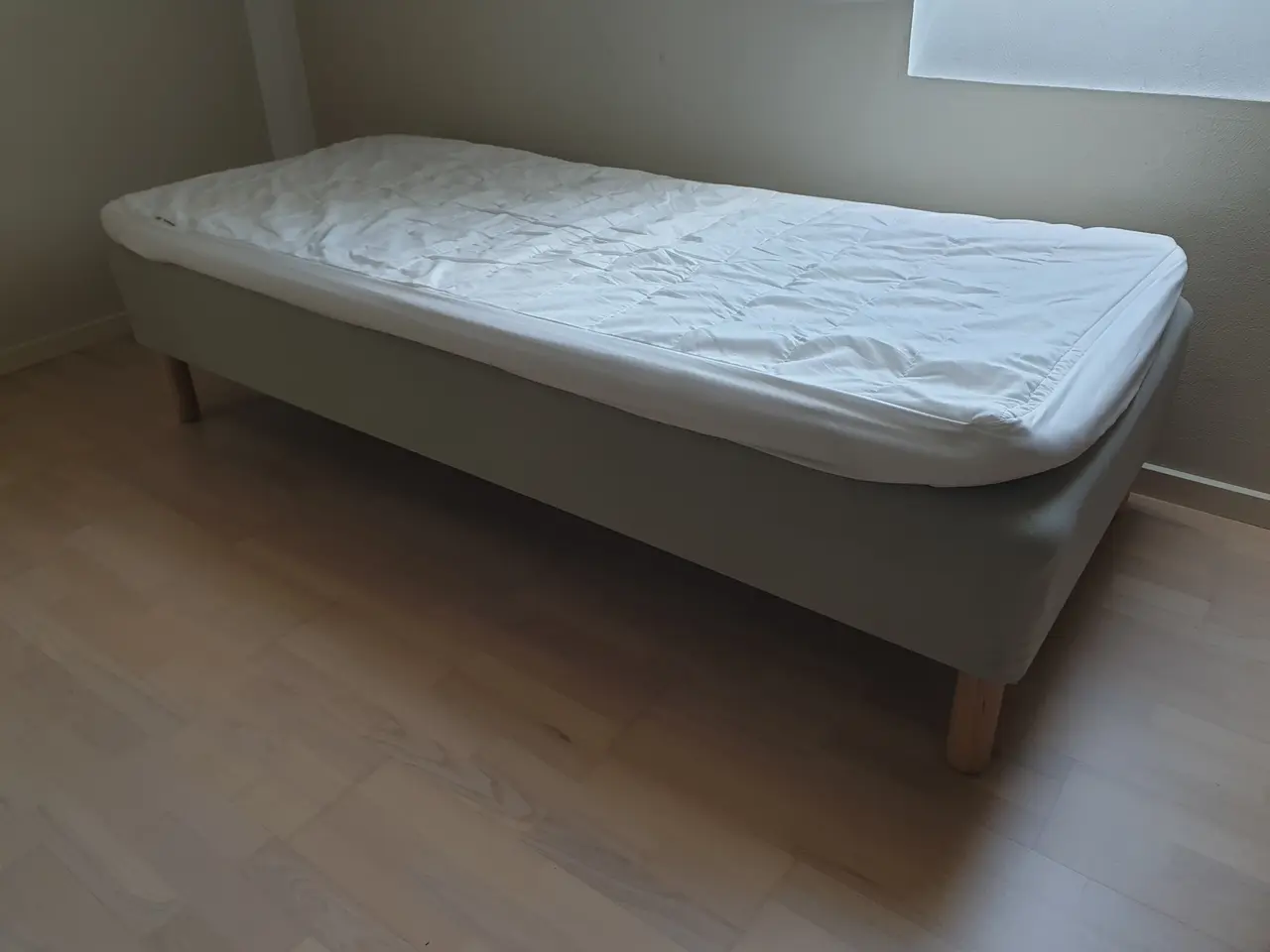 Billede 1 - Enkelt seng fra Ikea med topmadras