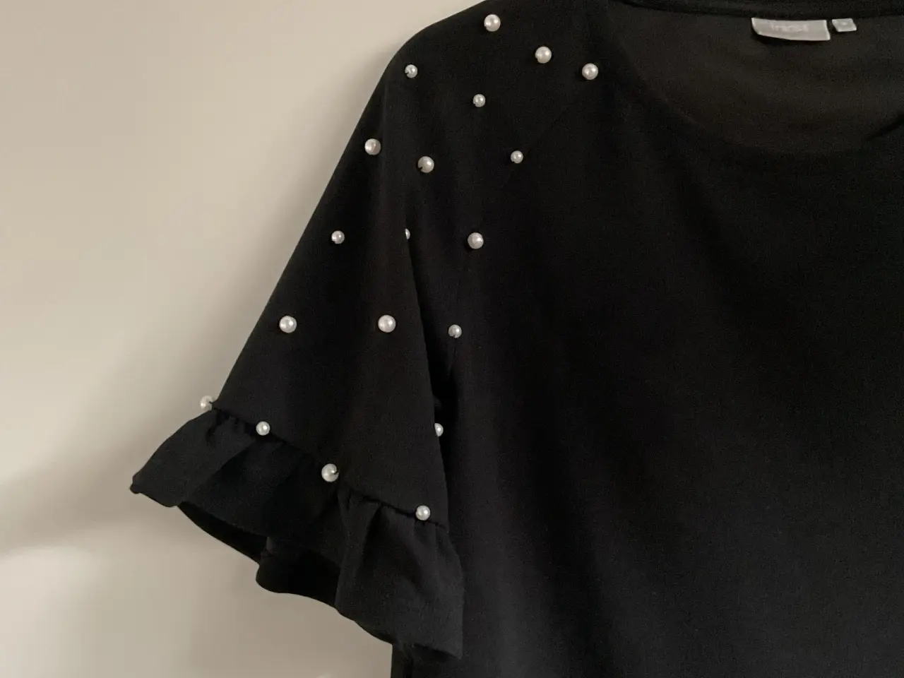 Billede 3 - Super fin Franca bluse med perler og lille ærme,