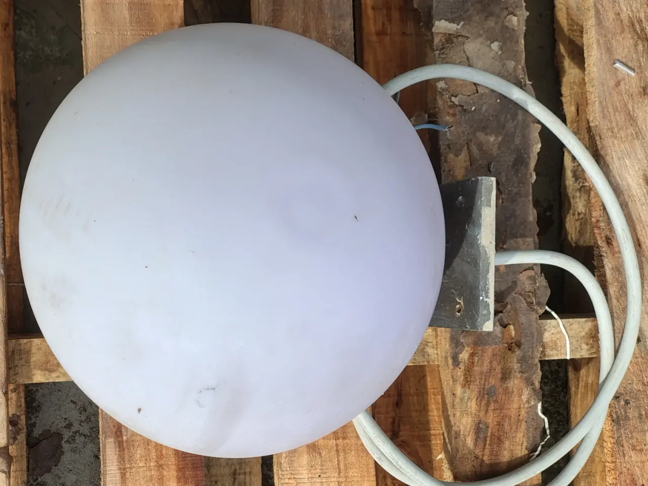 Billede 1 - Klassisk retro kuglelampe i opalglas – udendørs/in
