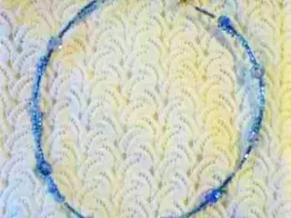 Håndlavet halskæde med blå perler.